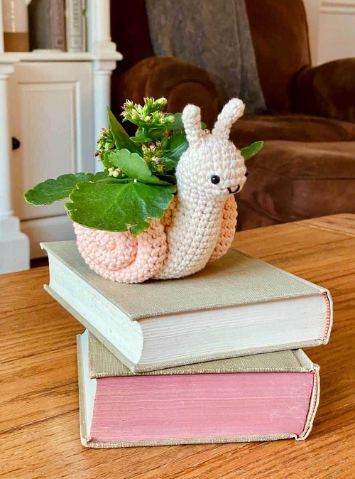 Crochet snail plant pot