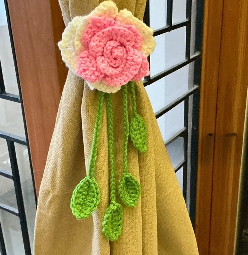 Crochet floral curtain holder