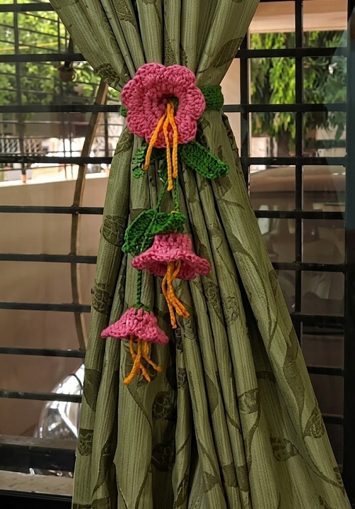 Crochet floral curtain holder 