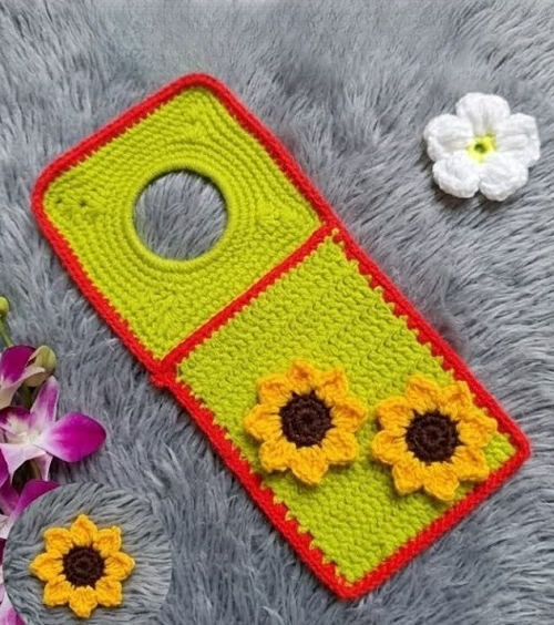Crochet floral wall pocket 