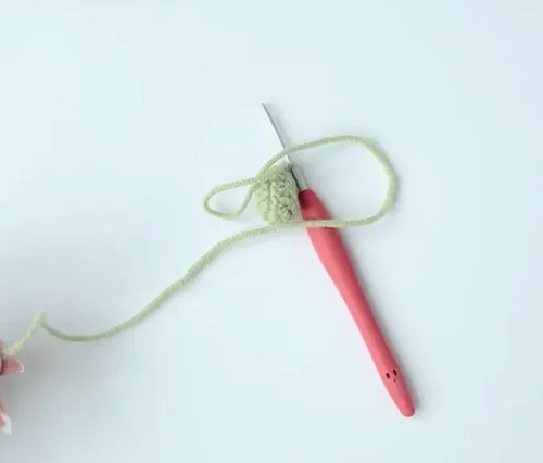 Work the following two-round moss stitch pattern