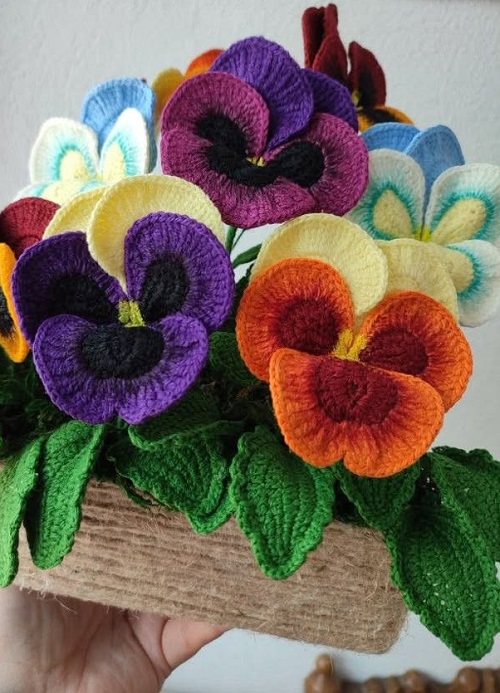 How to Crochet a Pansy Flower